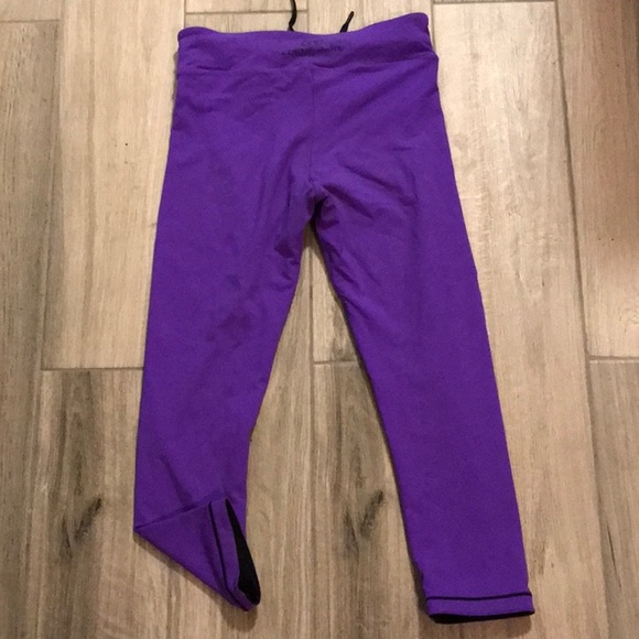 Lorna Jane Reversible Black/Purple crop leggings - Picture 3 of 10